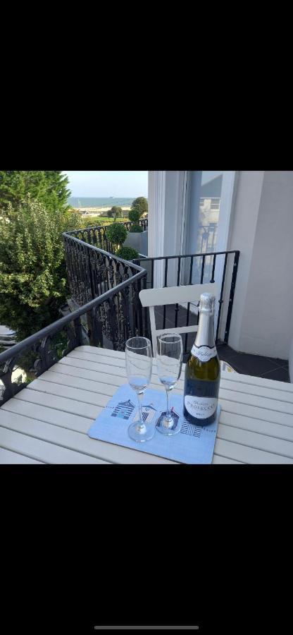 Wight On The Beach, Sleeps 4, Free Off Road Parking, Balcony With Sea Views Ryde  Exteriör bild