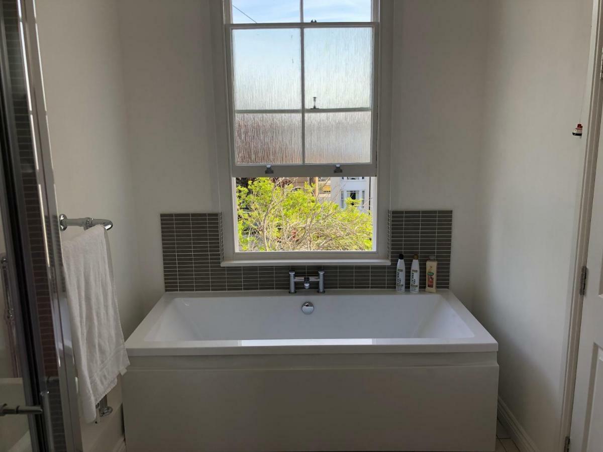Wight On The Beach, Sleeps 4, Free Off Road Parking, Balcony With Sea Views Ryde  Exteriör bild