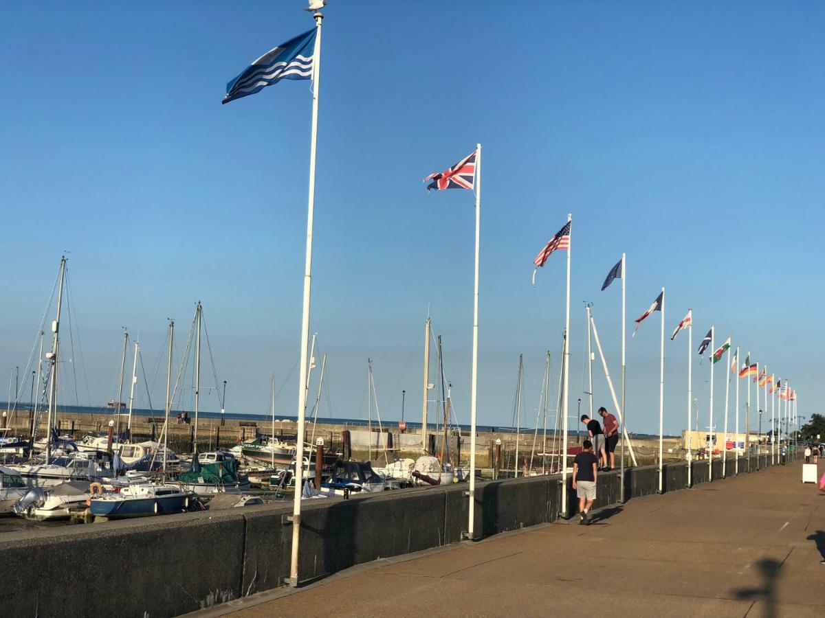 Wight On The Beach, Sleeps 4, Free Off Road Parking, Balcony With Sea Views Ryde  Exteriör bild