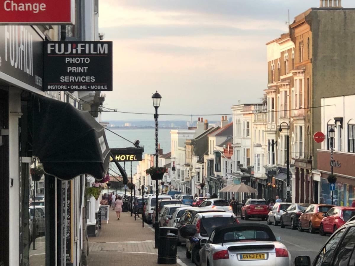 Wight On The Beach, Sleeps 4, Free Off Road Parking, Balcony With Sea Views Ryde  Exteriör bild