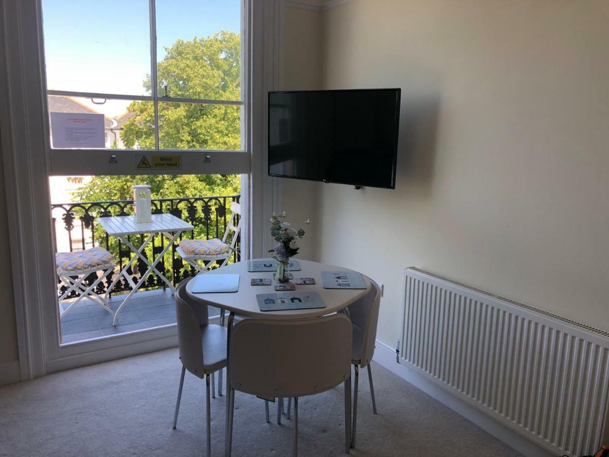Wight On The Beach, Sleeps 4, Free Off Road Parking, Balcony With Sea Views Ryde  Exteriör bild