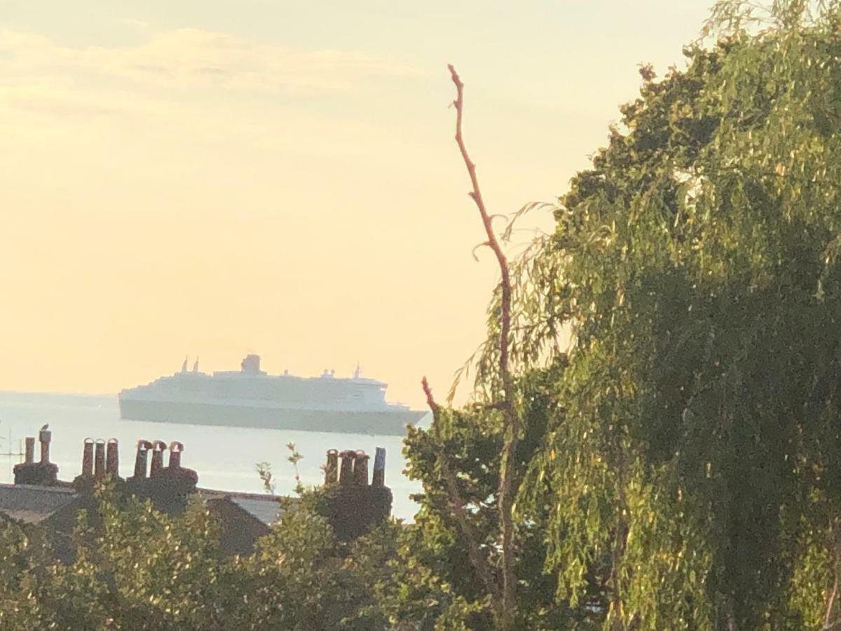Wight On The Beach, Sleeps 4, Free Off Road Parking, Balcony With Sea Views Ryde  Exteriör bild