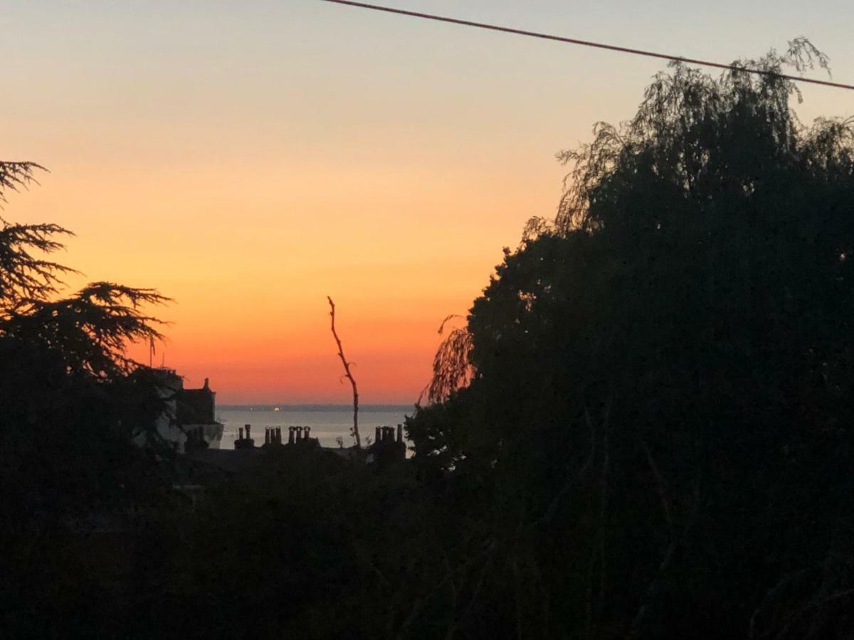 Wight On The Beach, Sleeps 4, Free Off Road Parking, Balcony With Sea Views Ryde  Exteriör bild