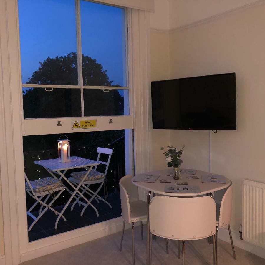 Wight On The Beach, Sleeps 4, Free Off Road Parking, Balcony With Sea Views Ryde  Exteriör bild